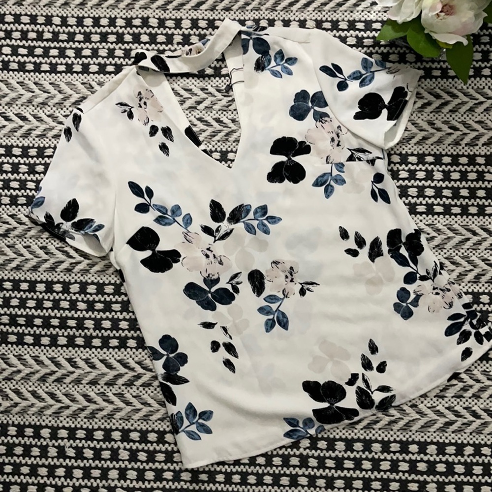 NWOT Graphic Flower Choker Neck Tee